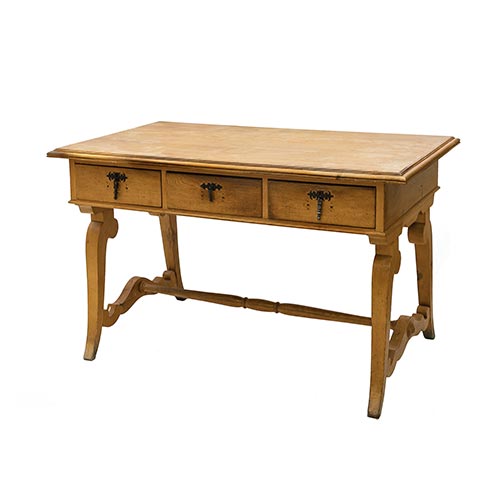 Sub.:5-On - Lote: 40 -  Mesa de despacho en madera de haya y roble. Con tres cajones en el frente y tres simulados.