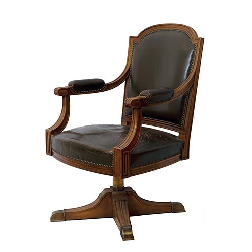 Sub.:5-On - Lote: 61 -  Sill�n de despacho giratorio con peque�os desperfectos en el cuero.