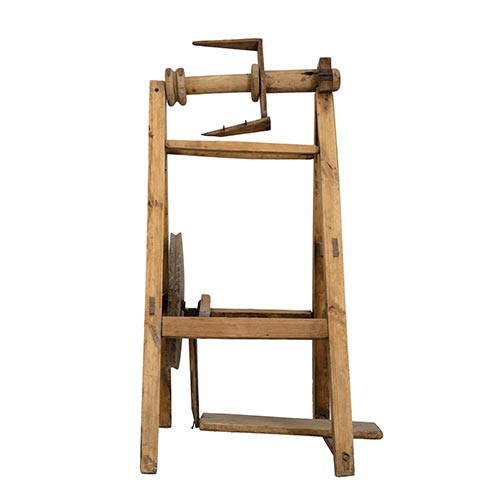 Sub.:5-On - Lote: 52 -  Rueca realizada en madera, siglo XX.