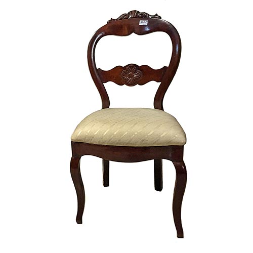 Sub.:5-On - Lote: 48 -  Silla en madera patinada con respaldo calado y asiento tapizado.