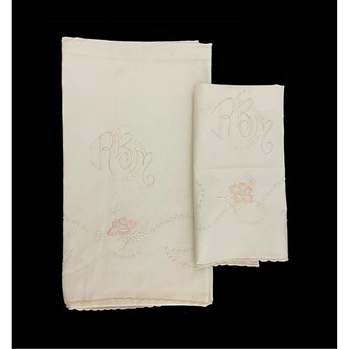 Sub.:5-On - Lote: 76 -  S�banas de cama de 120 cm. Con iniciales RBM y detalles en rosa.