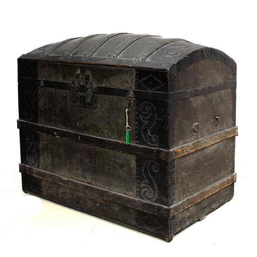 Sub.:5-On - Lote: 9 -  Ba�l de una altura especial, con tapa curva y refuerzos.El interior presenta varios compartimentos Decorado con tachuelas doradas