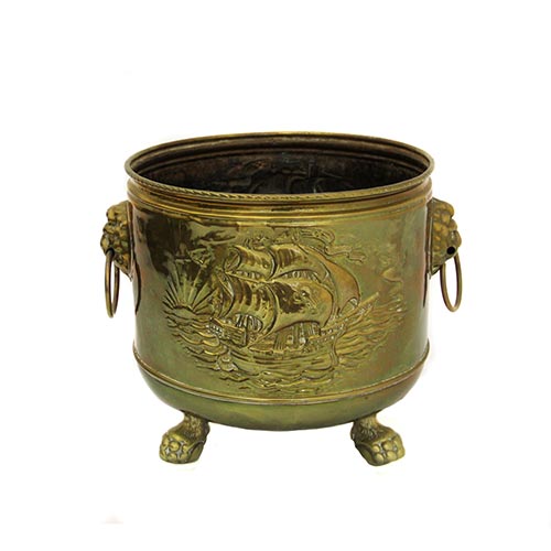 Sub.:5-On - Lote: 72 -  Macetero realizado en lat�n.