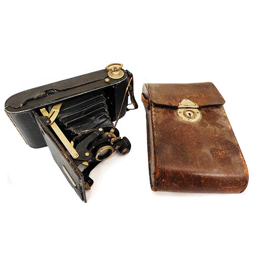 Sub.:5-On - Lote: 196 -  C�mara fotogr�fica de fuelle en mal estado de la marca Gauthier con funda.