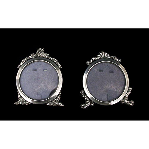 Sub.:5-On - Lote: 111 -  Dos marcos circulares peque�os realizados en plata. Con detalles repujados.