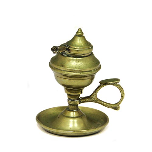 Sub.:5-On - Lote: 122 -  Palmatoria en bronce. Faltan bisagra y pasador original en la tapa. 11,5 x 8 x 10.