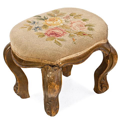 Sub.:5-On - Lote: 15 -  Escabel en madera tallada, S. XVIII, con patas galbeadas. Restauraciones.