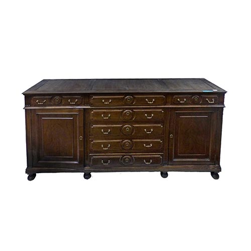 Sub.:5-On - Lote: 64 -  Aparador en madera patinada, con cajonera central, dos puertas laterales y tres cajones en cintura. Sin tapa.