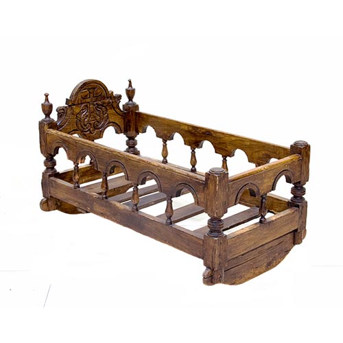 Sub.:5-On - Lote: 29 -  Cuna-balanc�n r�stica en madera torneada.