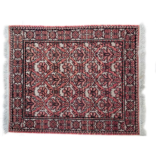Sub.:5-On - Lote: 102 -  Alfombra tipo persa en rosa sobre fondo beige. La orla decorativa exterior es realizada a base de cartuchos geom�tricos y estrellas simplificadas, quedando el campo central a merced de un campo de flores y guirnaldas, imitativo del motivo minah khani europeizado.