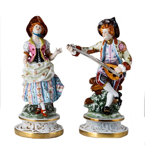 Sub.:5-On - Lote: 344 -  Pareja de j�venes m�sicos. Pareja de figuras en porcelana esmaltada. Con faltas.