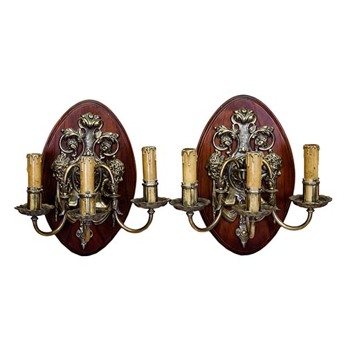 Sub.:5-On - Lote: 161 -  Pareja de apliques de pared de tres brazos con efigies masculinas, modelo renacentista.