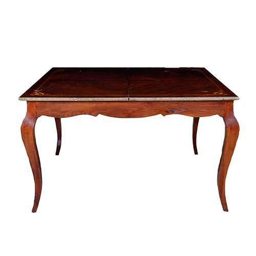Sub.:5-On - Lote: 68 -  Mesa de comedor extensible en madera tallada. Con marqueter�a en la tapa.