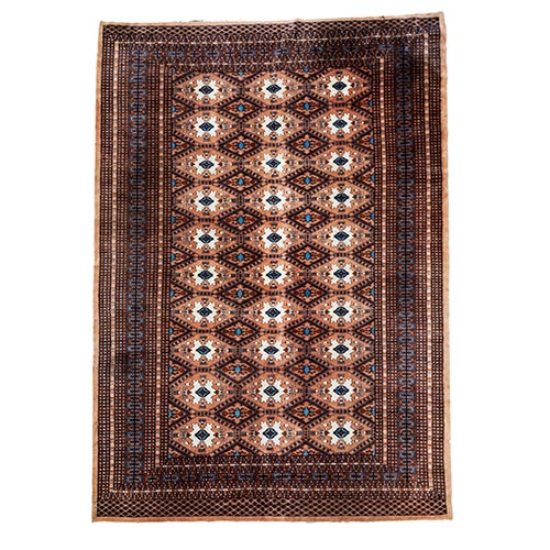 Sub.:5-On - Lote: 110 -  Alfombra roja con entramado geom�trico como central de campo y doble orla exterior. Todos los motivos se recortan sobre fondo rosa.