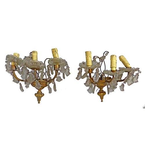 Sub.:5-On - Lote: 159 -  Pareja de apliques de tres luces en metal dorado y cristal.