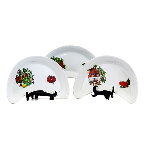 Sub.:5-On - Lote: 190 -  Lote de tres salvillas en porcelana con motivos culinarios de esp�rragos, tomates y hortalizas.