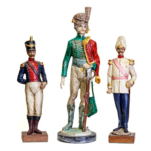 Sub.:5-On - Lote: 337D -  Soldados y militares de diferentes ej�rcitos. Lote de tres figuras en cer�mica y porcelana esmaltadas.