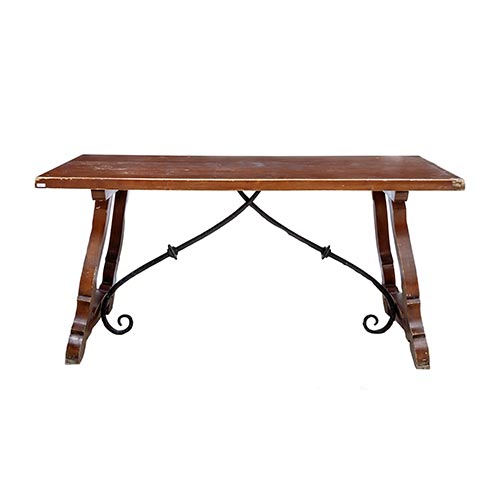 Sub.:5-On - Lote: 23 -  Mesa de pata de Lira con fiadores de hierro en madera y tablero chapeado.