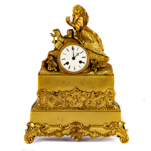 Sub.:5 - Lote: 282 -  Reloj de sobremesa en bronce dorado con esfera de esmalte y nmeros romanos. Francia, poca Napolen III. Faltas.