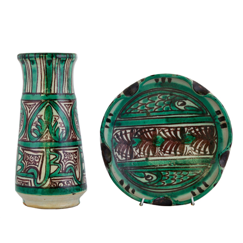 Sub.:5 - Lote: 235 -  Lote de vasija y plato decorativo en cermica de Muel, con policroma y motivos vegetales, geomtricos y zoomorfos recreados en verde y negro sobre fondo blanco.