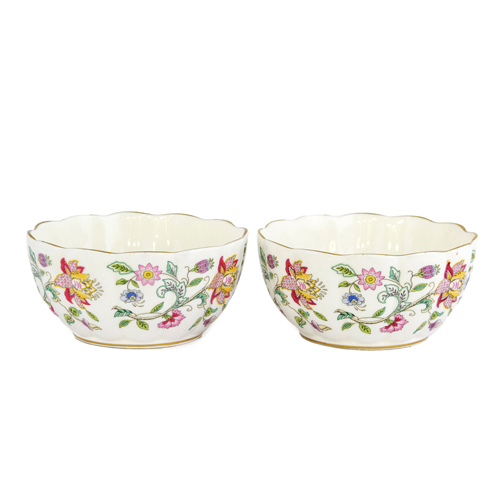 Sub.:5 - Lote: 239 -  Pareja de boles de porcelana inglesa con decoracin floral sobre fondo blanco. Con marcas en la base: Minton.