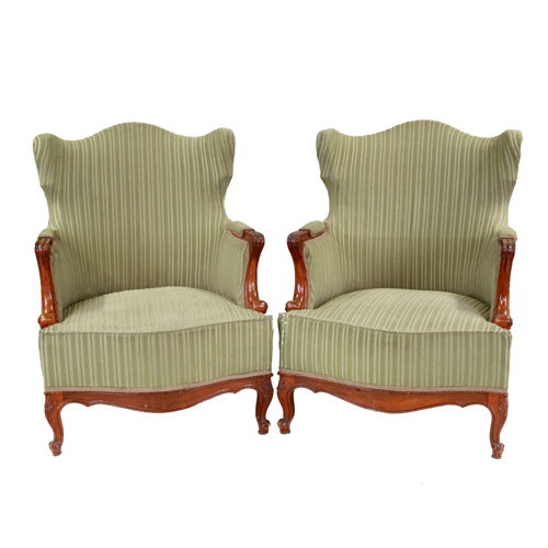 Sub.:5 - Lote: 287 -  Pareja de sillones orejeros con pies y brazos en madera tallada y patinada. Tapicera verde.