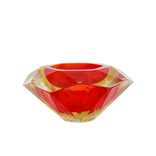 Sub.:5 - Lote: 147 -  Cenicero rojo en cristal. Talla diamante, con palmas. Cristal de murano firmado 