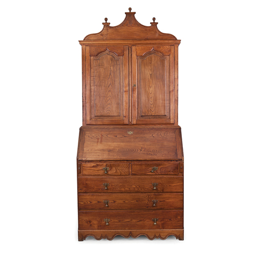 Sub.:5 - Lote: 179 -  Bureau cabinet estilo ingls en madera de pino. Baldas al interior. Desperfectos.