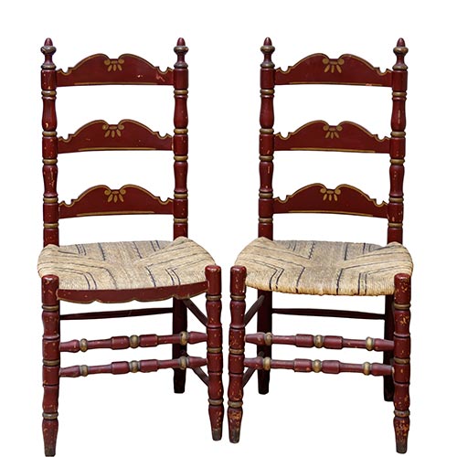 Sub.:6-On - Lote: 19 -  Pareja de sillas andaluzas en madera tallada y patinada en rojo. Con respaldo calado alto y asiento de enea.