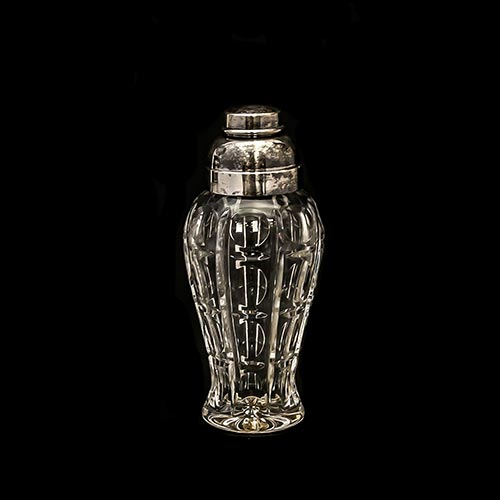 Sub.:6-On - Lote: 218 -  Coctelera en cristal tallado con tapa y embocadura de metal plateado.
