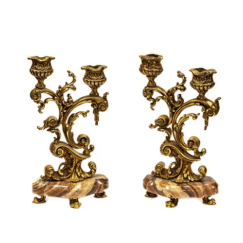 Sub.:6-On - Lote: 129 -  Pareja de candelabros de dos luces en bronce con base de �nix.