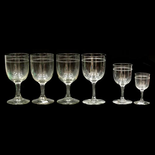 Sub.:6-On - Lote: 221 -  Lote de 14 copas de agua, 1 de vino tinto y 1 de vino blanco en cristal grabado con franjas horizontales.