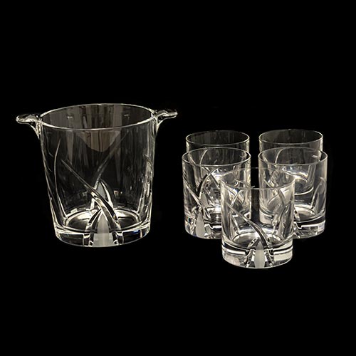 Sub.:6-On - Lote: 246 -  Conjunto de 5 vasos redondos y cubitera en cristal tallado.
