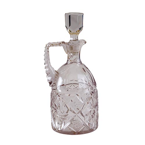 Sub.:6-On - Lote: 233 -  Licorera en cristal tallado con asa y tap�n.