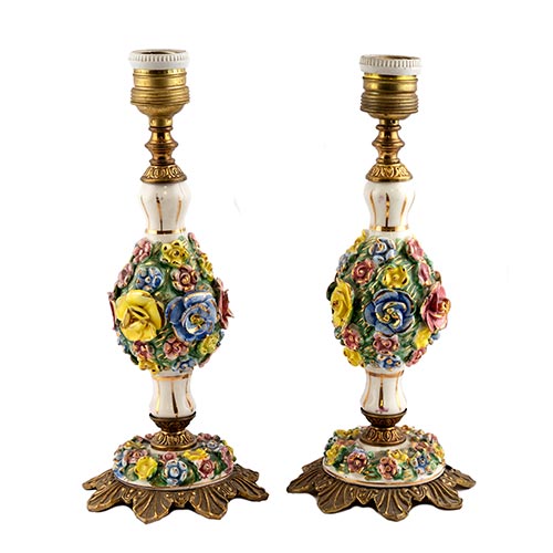 Sub.:6-On - Lote: 127 -  Pareja de l�mparas de sobremesa en cer�mica, con flores en relieve.