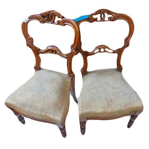 Sub.:6-On - Lote: 65 -  Pareja de sillas isabelinas en madera de caoba tallada con respaldo calado s. XIX. Algn desperfecto.