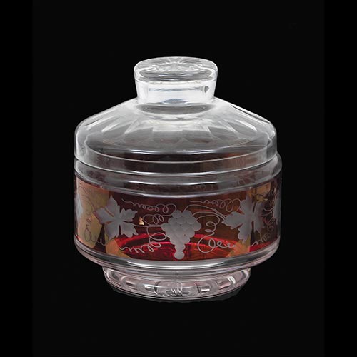 Sub.:6-On - Lote: 242 -  Bombonera en cristal tallado y policromado en granate.