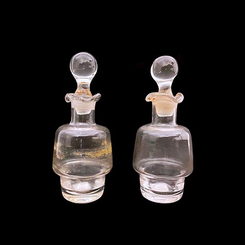 Sub.:6-On - Lote: 260 -  Pareja de vinagreras en cristal, con tapones.
