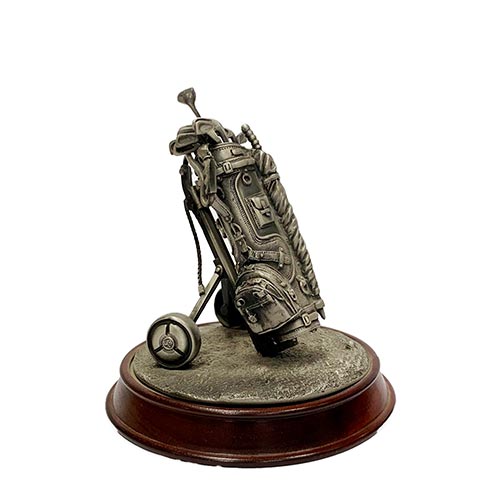 Sub.:6-On - Lote: 154 -  Figura de golf con anagrama en la base. Realizada en metla plateado con base de madera.