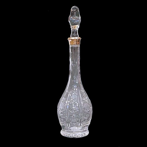 Sub.:6-On - Lote: 252 -  Licorera en cristal tallado con embocadura en plata. Con tap�n.