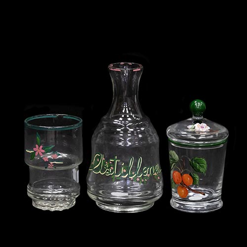 Sub.:6-On - Lote: 222 -  Tres piezas realizadas en cristal con detalles pintados.