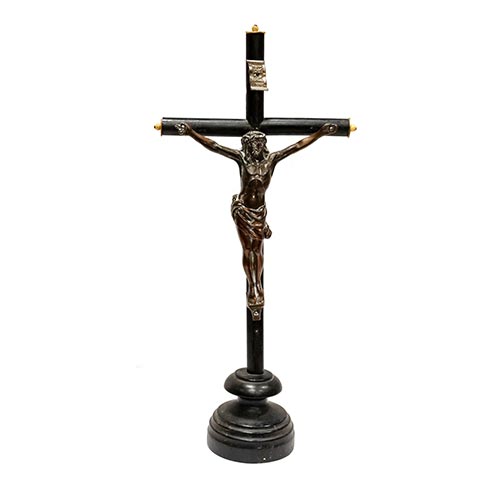 Sub.:6-On - Lote: 153 -  Crucifijo de mesa en madera ebonizada y Cristo en plomo. s. XIX.