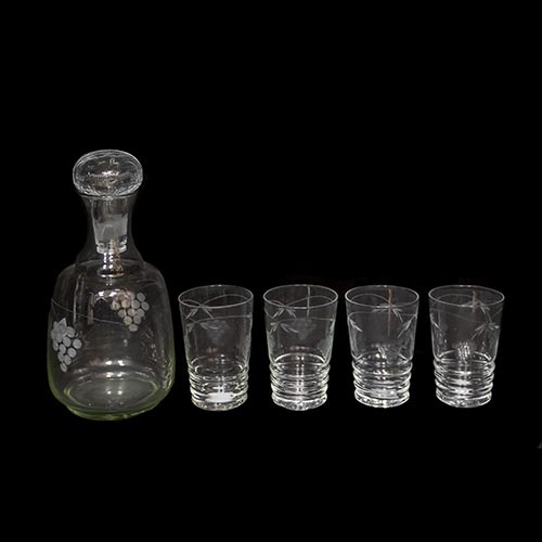 Sub.:6-On - Lote: 230 -  Licorera con cuatro vasos en cristal tallado.