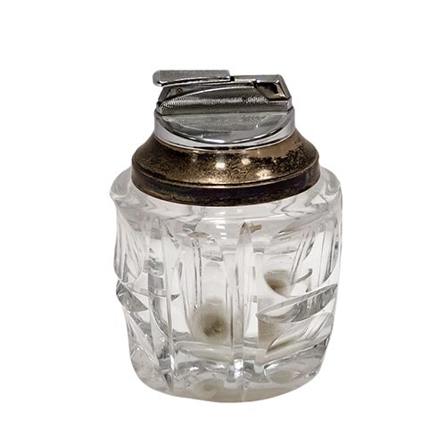 Sub.:6-On - Lote: 237 -  Encendedor en cristal tallado y remate en metal plateado.