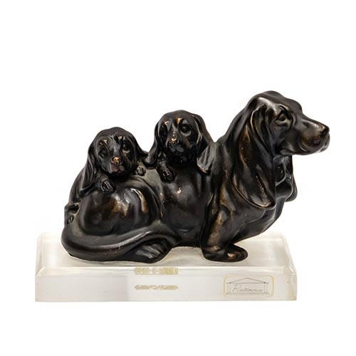 Sub.:6-On - Lote: 180 -  Figura de perros en metal pavonado con base de metacrilato.