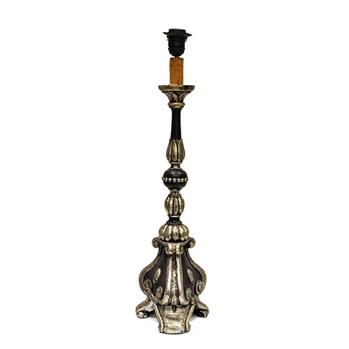 Sub.:6-On - Lote: 125 -  L�mpara de sobremesa en madera tallada y plateada.