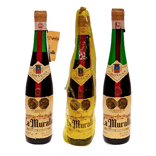 Sub.:6-On - Lote: 982 -  Tres botellas de vino La Muralla. Reserva especial Jos Vicente... Cariena. 1917. Una de ellas con celofn original.