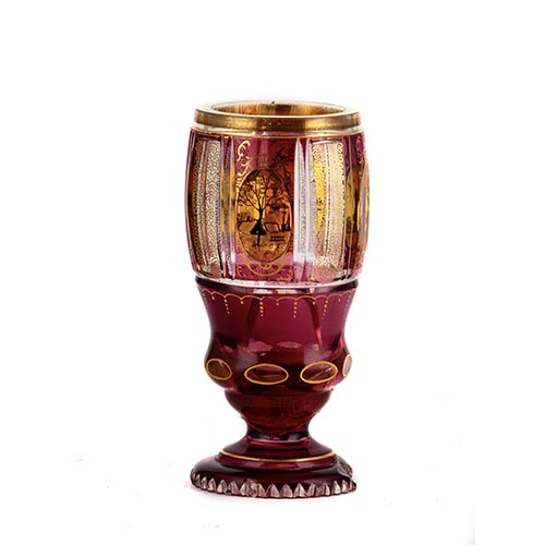 Sub.:6-On - Lote: 241 -  Jarr�n. En cristal tintado, tallado y decorado en dorado. Con faltas.