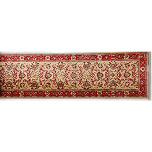 Sub.:6-On - Lote: 106 -  Alfombra tipo persa de pasillo. Con orla exterior roja confeccionada a partir de elementos decorativos de corte geomtrico-floral y campo central confeccionado con motivos orgnicos, muy detallados, dispuestos sobre fondo beige.