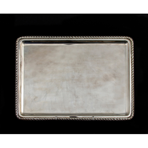 Sub.:6 - Lote: 382 -  Bandeja rectangular con borde gallonado en plata. 